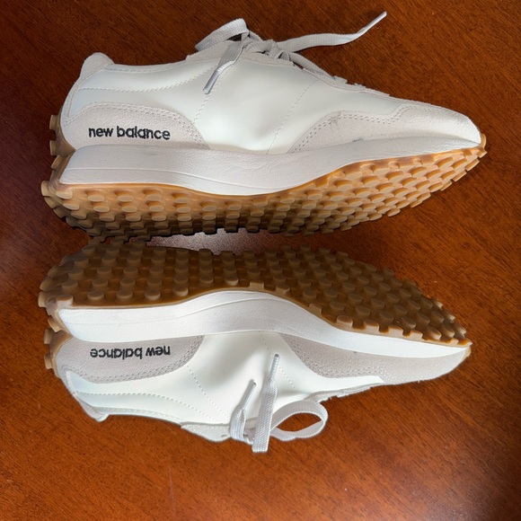 New Balance 327 White and Black, SIZE 8. LIKE NEW ON THE OUTSIDE. No Box. - Picture 7 of 9